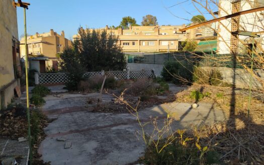 Terreno completamente plano en el centro de la poblaci?n de Sant Fost de Campcentelles