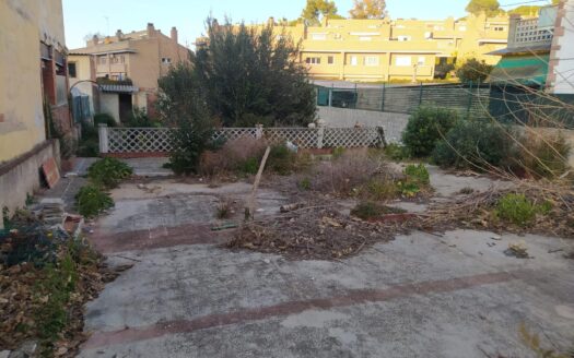 Terreno completamente plano en el centro de la poblaci?n de Sant Fost de Campcentelles