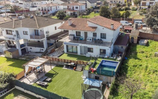 Casa recien reformada para grandes familias con dos viviendas independientes