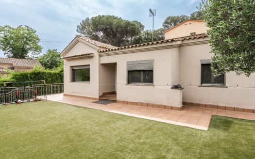 Casa en venta totalmente reformada con parcela plana de 490m² ¡Lista para entrar a vivir!