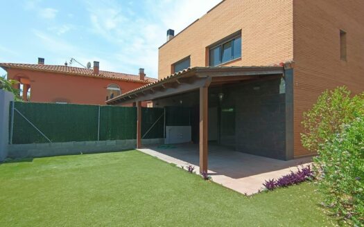Casa a 3 vientos con 4 habitaciones y una buhardilla a la venta en Parets del Vallés