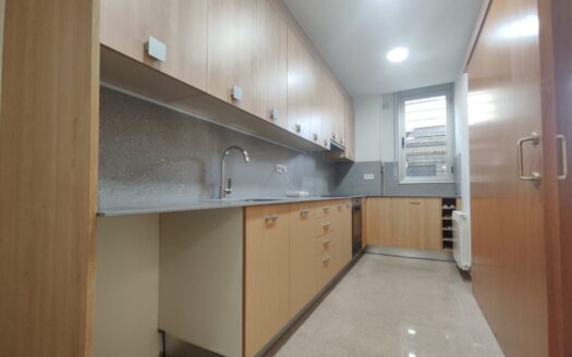 Planta baja de 2 habitaciones con patio interior en venta, centro de Granollers
