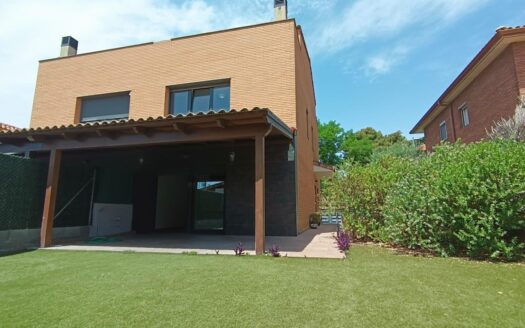 Casa a 3 vientos con 4 habitaciones y una buhardilla a la venta en Parets del Vallés