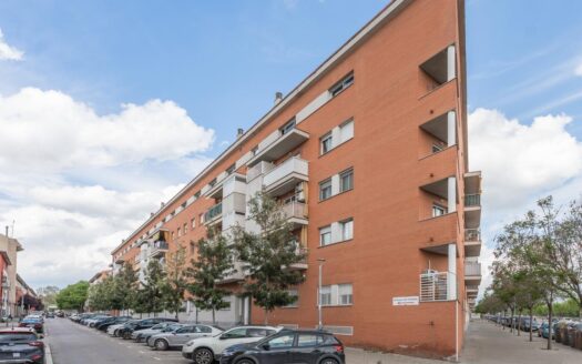 Tu nuevo hogar en Canovelles: completo, con Parking, trastero y piscina