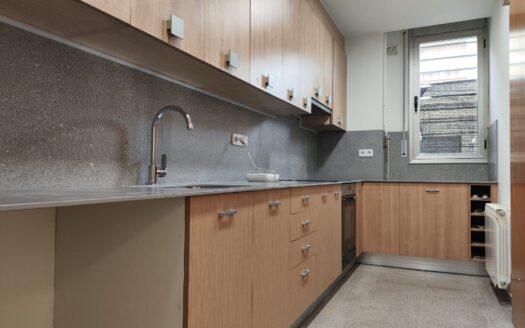 Planta baja de 2 habitaciones con patio interior en venta, centro de Granollers