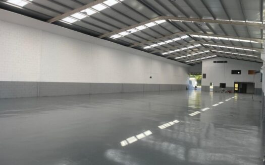 Nave industrial con salida a dos calles