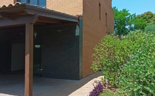 Casa a 3 vientos con 4 habitaciones y una buhardilla a la venta en Parets del Vallés