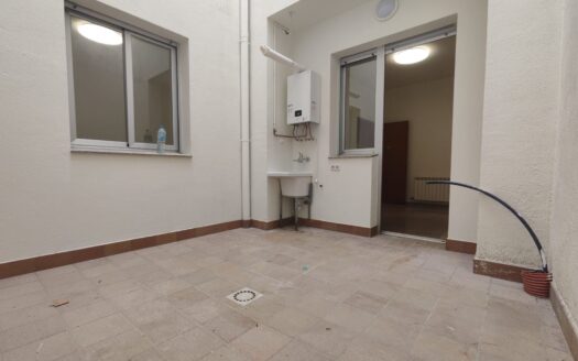Planta baja de 2 habitaciones con patio interior en venta, centro de Granollers