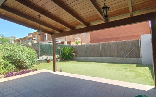 Casa a 3 vientos con 4 habitaciones y una buhardilla a la venta en Parets del Vallés