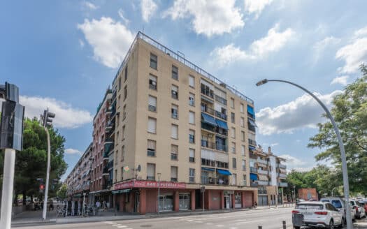 Tres habitaciones, balcón y un lavadero que parece un trastero