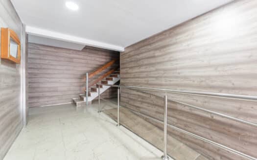 Tres habitaciones, balcón y un lavadero que parece un trastero