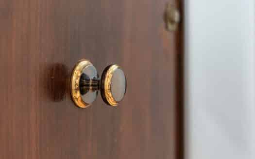 Tres habitaciones, balcón y un lavadero que parece un trastero