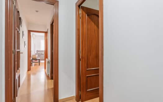 Tres habitaciones, balcón y un lavadero que parece un trastero