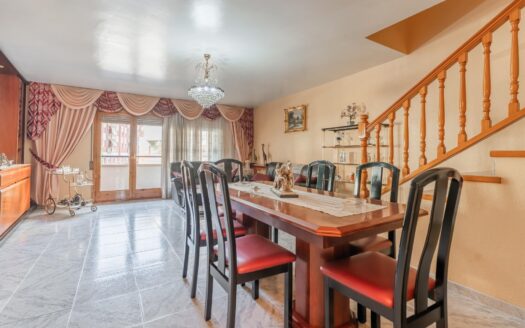 Casa adosada de 5 habitaciones con terrazas, patio y garaje en buena zona de Mollet