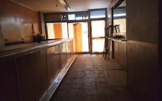 Local en la travesía del pueblo