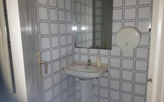 Local en la travesía del pueblo