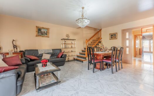 Casa adosada de 5 habitaciones con terrazas, patio y garaje en buena zona de Mollet