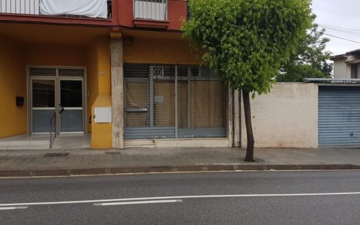 Local en la travesía del pueblo