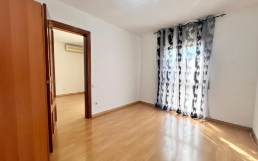 Tres habitaciones, balcón y un lavadero que parece un trastero