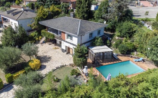 “Del fuego de la chimenea al calor de la barbacoa: tu casa completa”