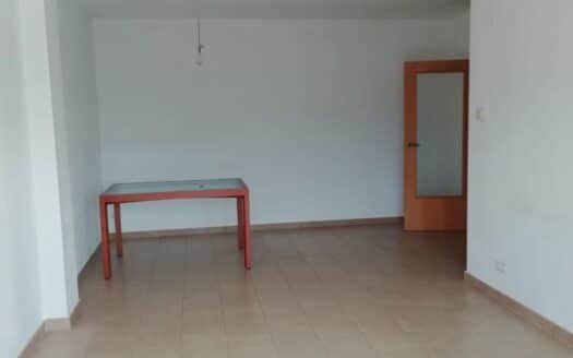 Piso de 4 habitaciones y 2 baños con plaza de aparcamiento a la venta en Montmeló