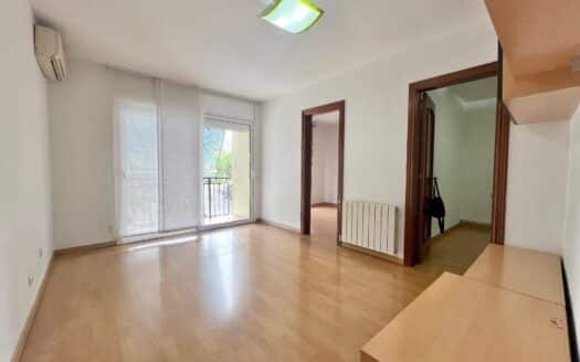 Tres habitaciones, balcón y un lavadero que parece un trastero