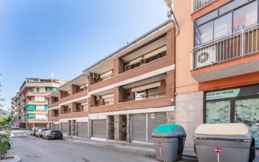 Casa adosada de 5 habitaciones con terrazas, patio y garaje en buena zona de Mollet