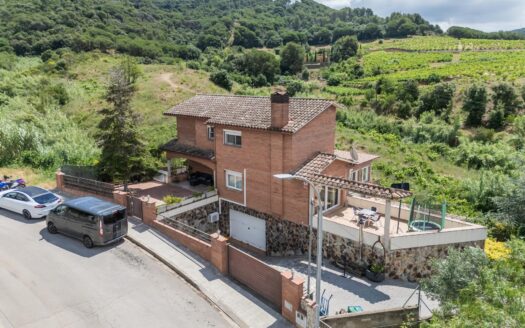Casa de 247m² con 4 hab. en venta en Martorelles, Sa riera 1